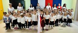 Grupowe zdjęcie przedszkolaków wraz z opiekunkami