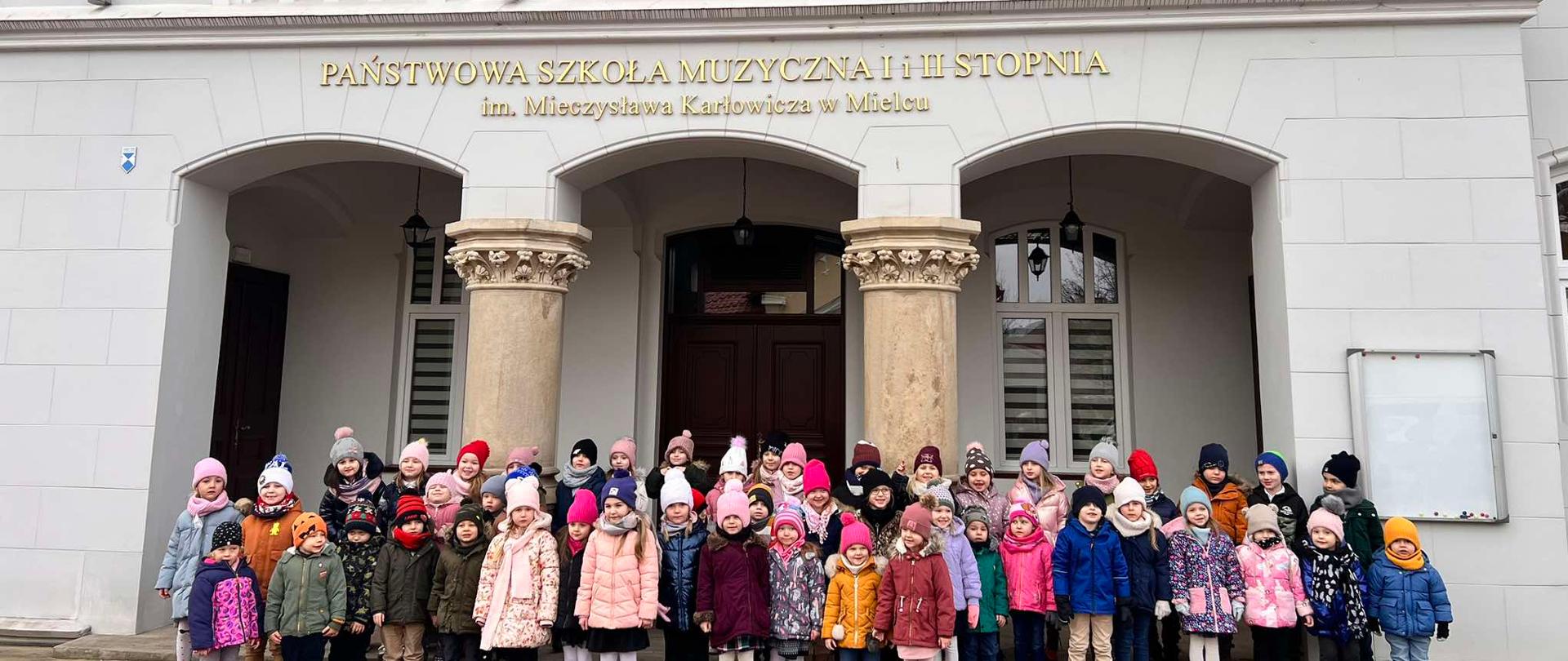 Przedszkolaki z wizytą w szkole muzycznej.
