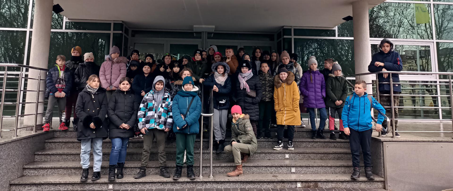 Zdjęcie grupowe przed Białostockim Teatrem Lalek