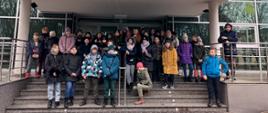Zdjęcie grupowe przed Białostockim Teatrem Lalek
