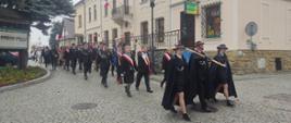Poczet sztandarowy przed budynkiem urzędu