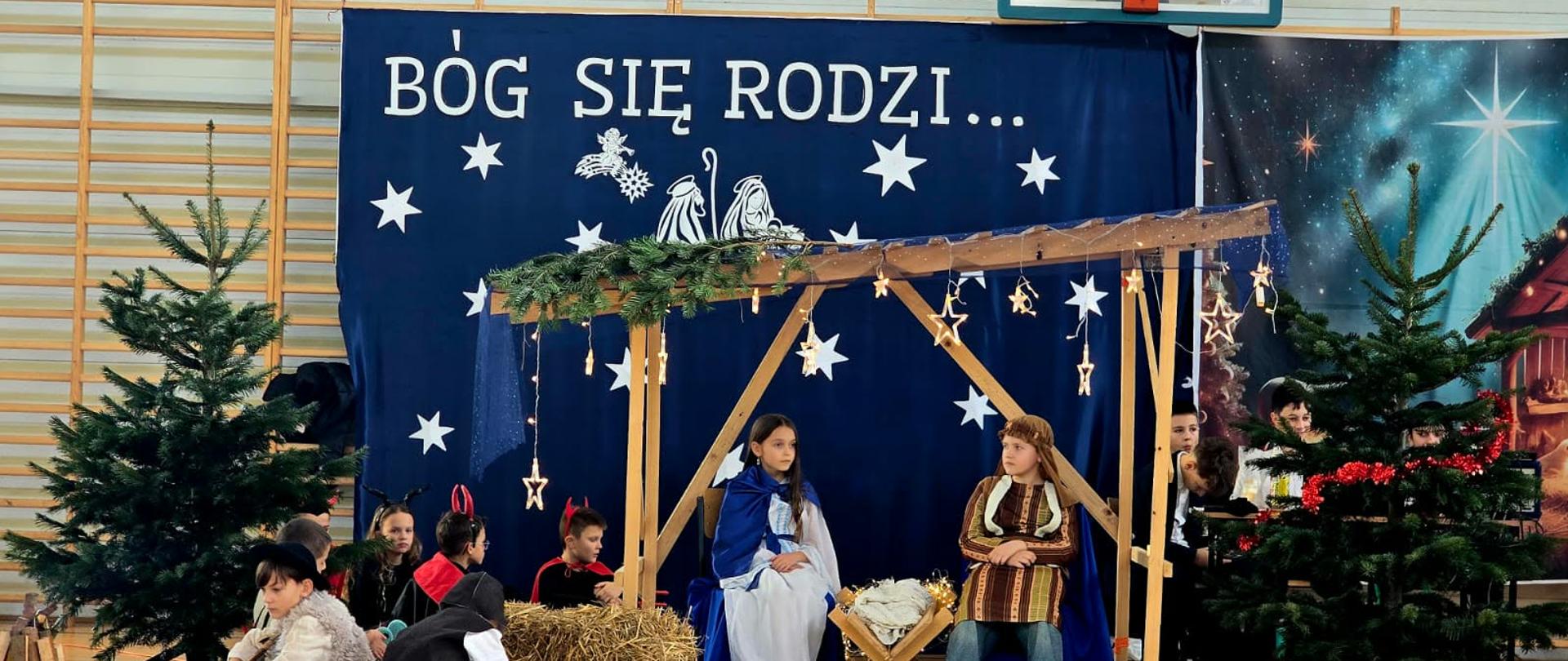 Na zdjęciu uczniowie w roli Świętej Rodziny, pastuszkowie oraz diabły 