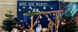Na zdjęciu uczniowie w roli Świętej Rodziny, pastuszkowie oraz diabły 