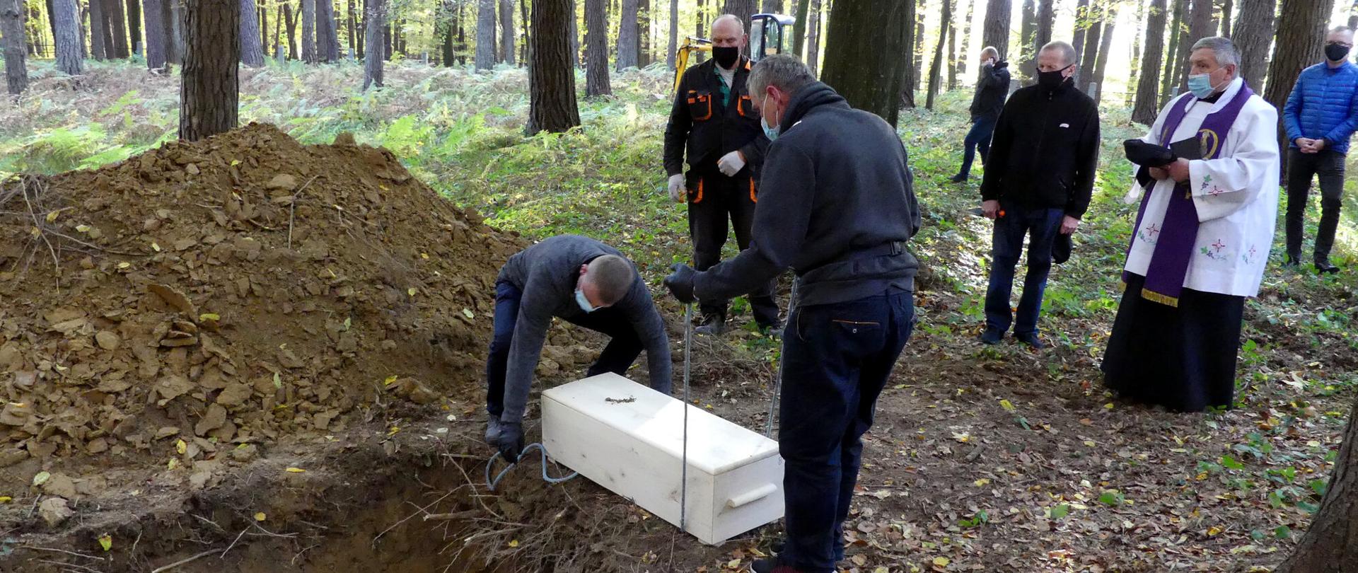 Pochówek szczatek zwłok w Warzycach
