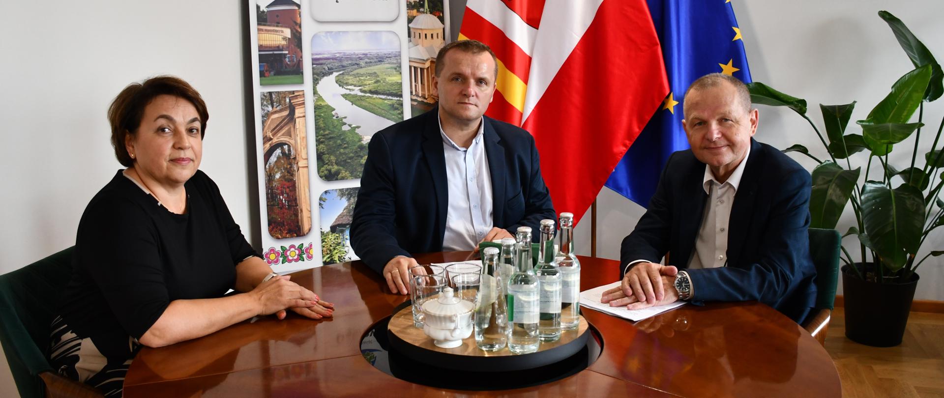 Na zdjęciu Dyrektor PUP, Dyrektor WUP i Starosta Dąbrowski
