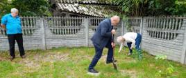 Prace porządkowe na podwórku koło świetlicy 