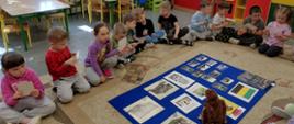 Grupa dzieci ogląda zdjęcia Sokołowa Podlaskiego