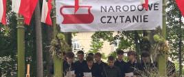 Uczniowie czytający Dziady