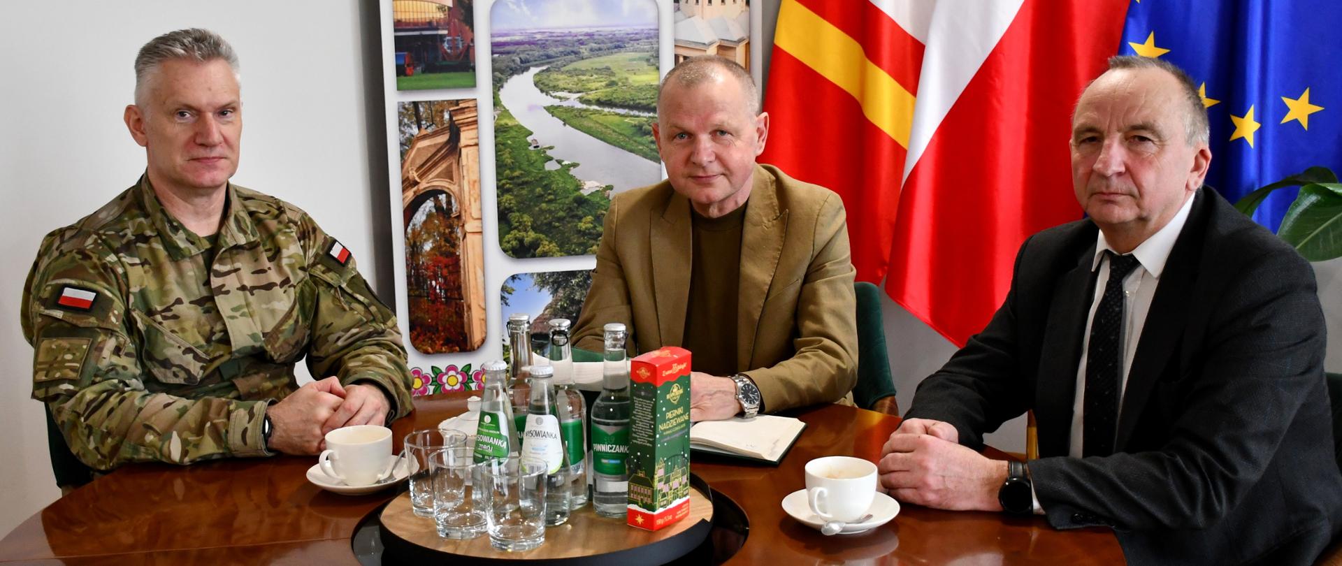Na zdjęciu Starosta Dąbrowski, Wicestarosta oraz Dowódca 11 MBOT podczas spotkania w urzędzie