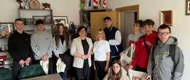 Pamiątkowe zdjęcie uczniów z Wicestarostą Justyną Jarmocik