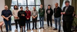 Wicestarosta Justyna Jarmocik, Piotr Leoniuk i uczestnicy wydarzenia pozują do zdjęcia