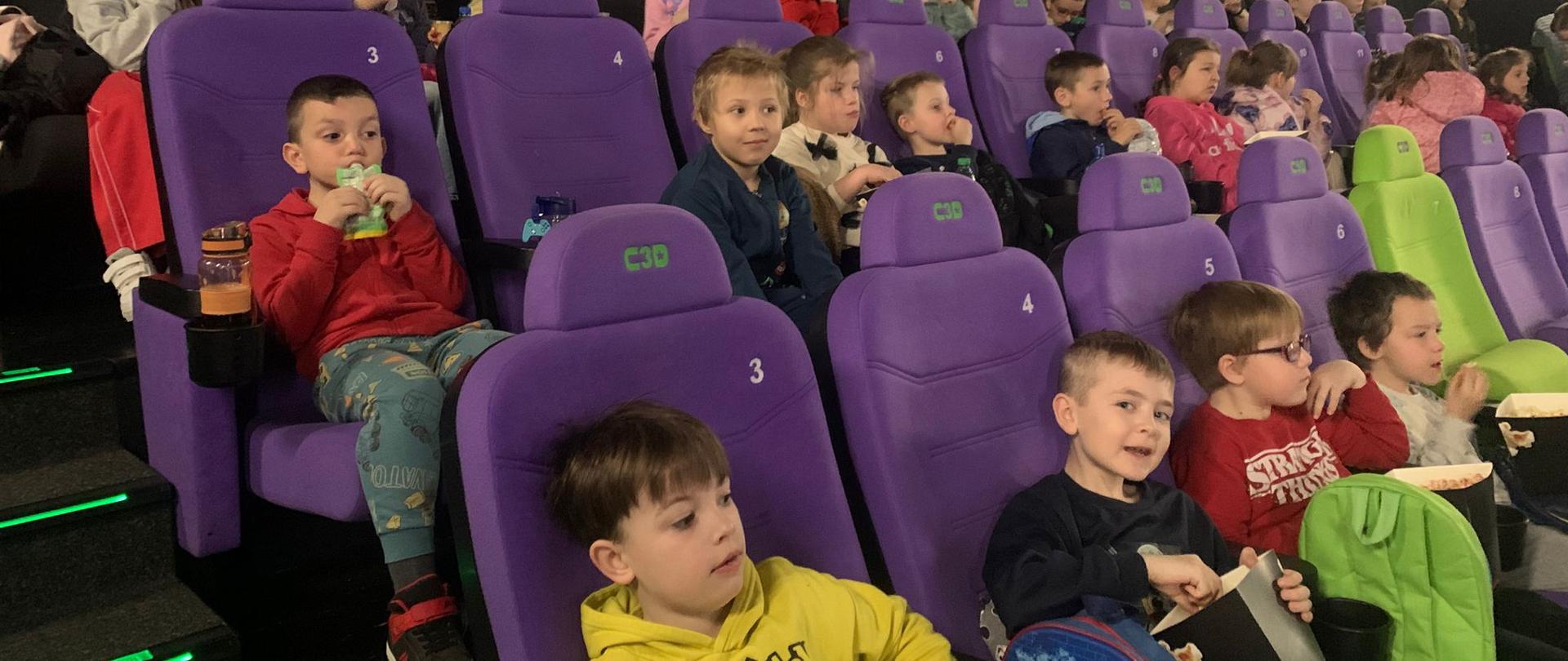 Uczniowie klas I w oczekiwaniu na projekcję filmu.