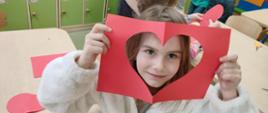 Dziewczynka w papierowym sercu
