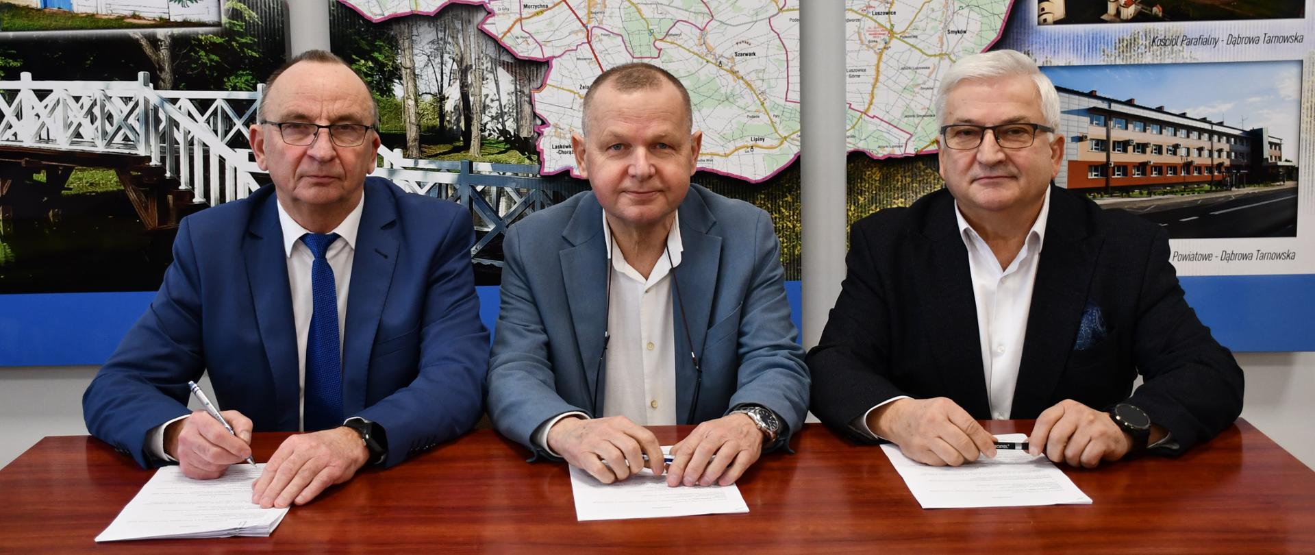 Na zdjęciu Starosta Dąbrowski, Wicestarosta oraz Burmistrz Dąbrowy Tarnowskiej po podpisaniu porozumienia