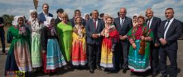 grupa ludzi w strojach ludowych na zewnątrz