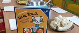 Na stole stoją pokrojone owoce i talerzyki - kulinarne zajęcia w przedszkolu