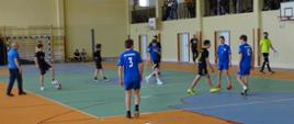 Podczas akcji meczowej - drużyny rozgrywają mecz