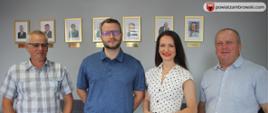 na zdjęciu od lewej naczelnik wydziału infrastruktury i rozwoju w starostwie, wykonawca zadania, starosta zambrowski, i wicestarosta zambrowski