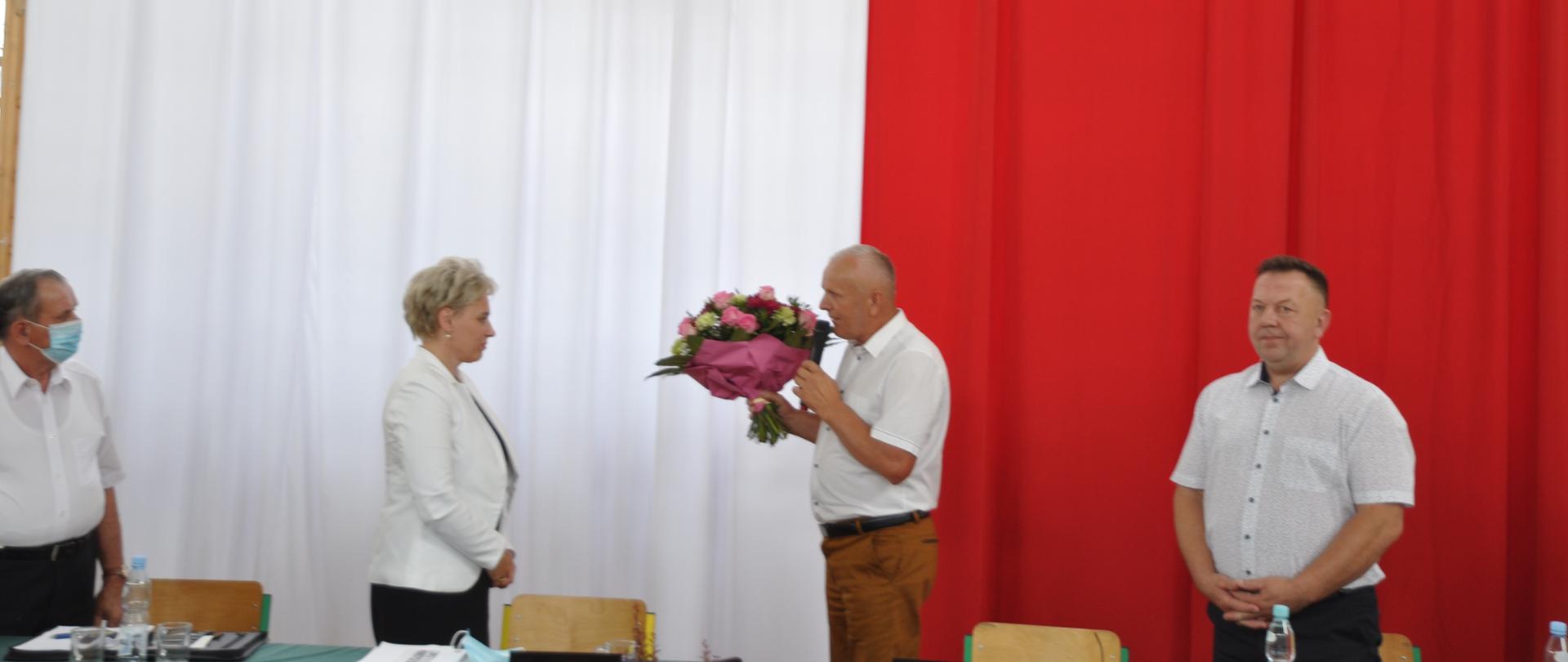 Przewodniczący Rady Gminy Adam Czarnocki wręcza kwiaty Pani Wójt Apolonii Stasiuk