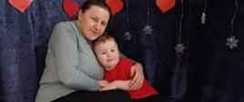 Przedszkolaki pozują do zdjęcia ze swoimi bliskimi, zaproszonymi na uroczystość