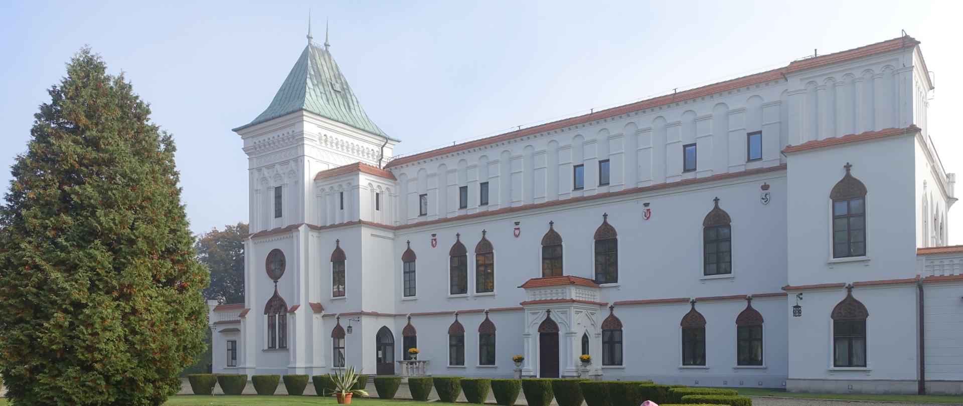 Pamiątkowe zdjęcie przedszkolaków w ogrodach zamkowych