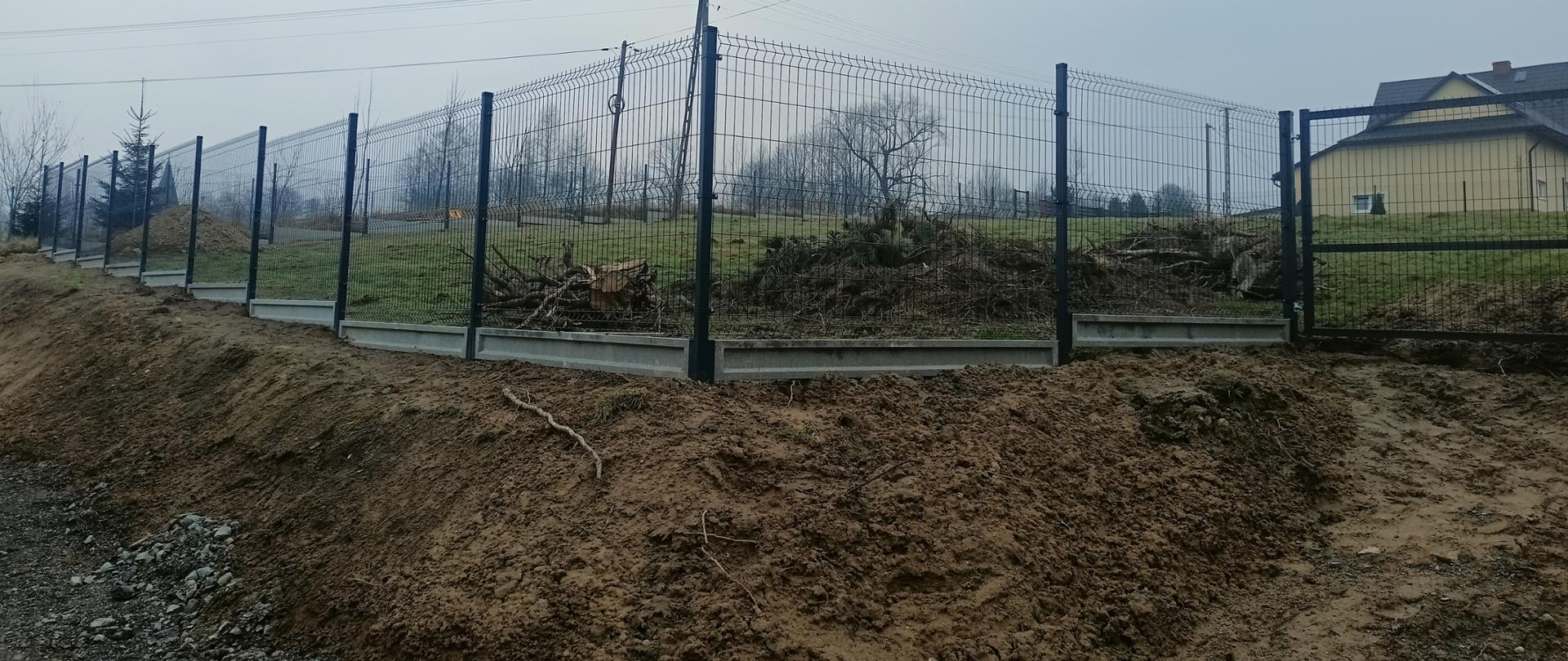 Odtworzenie ogrodzenia wzdłuż drogi gminnej w miejscowości Rokiciny Podhalańskie. Wykonanie ogrodzenia o długości 60 mb. + brama wjazdowa.