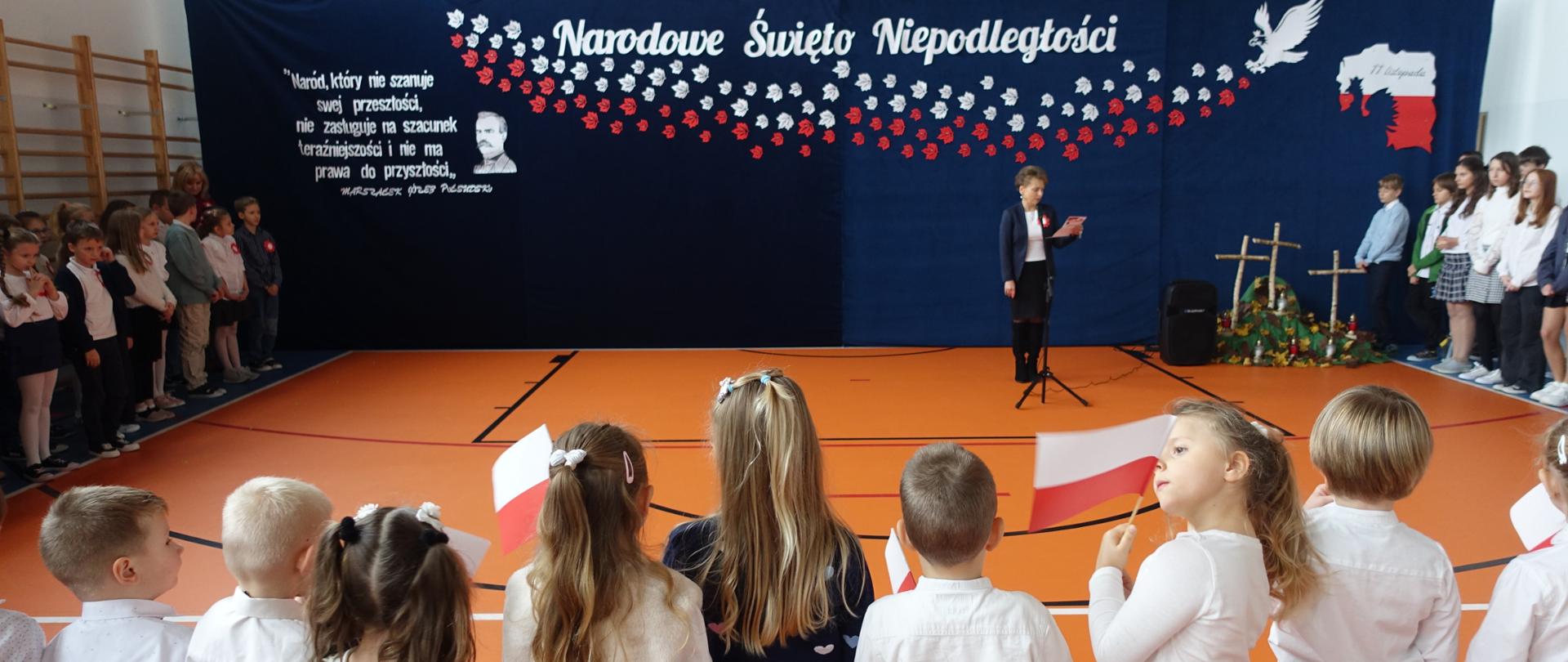 Uczniowie zebrani na sali gimnastycznej