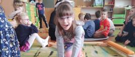 Dzieci w trakcie ćwiczeń na ścieżce sensorycznej