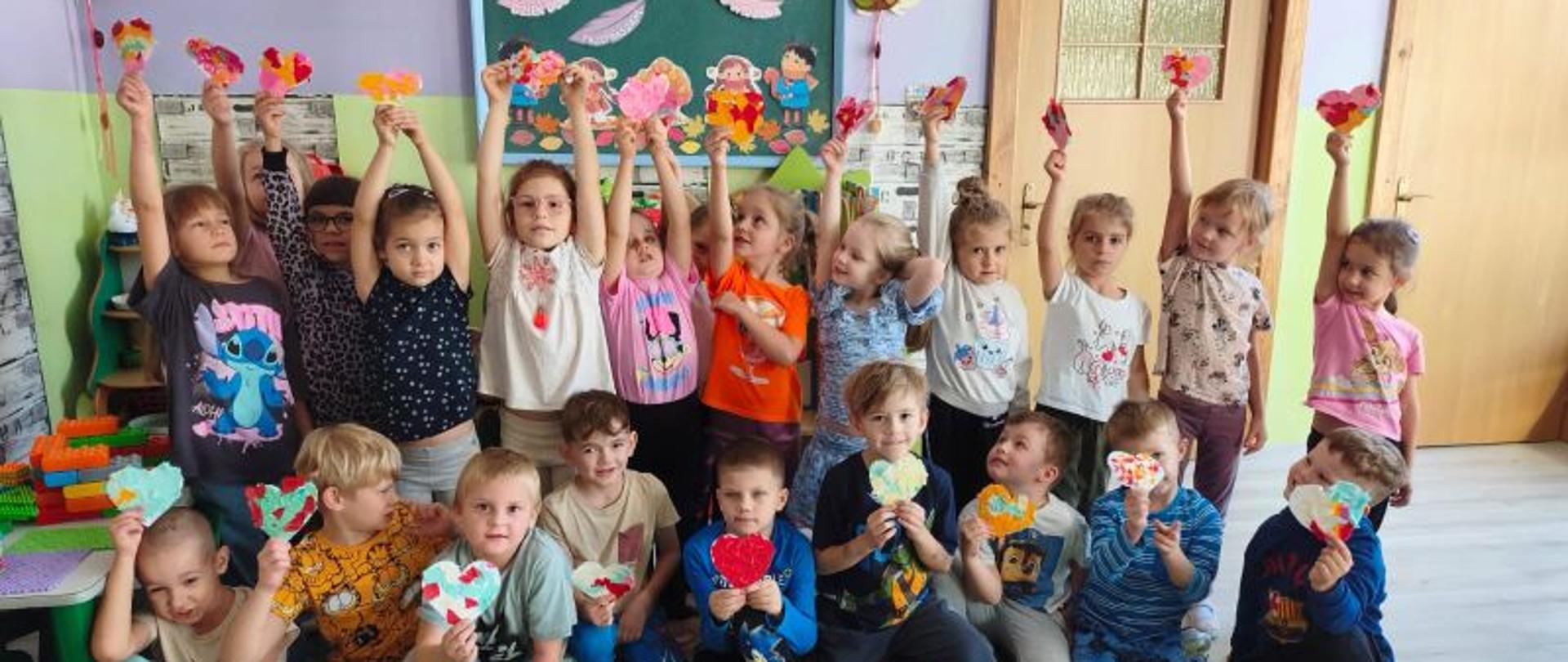 Grupa przedszkolna pozuje do zdjęcia