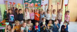 Grupa przedszkolna pozuje do zdjęcia