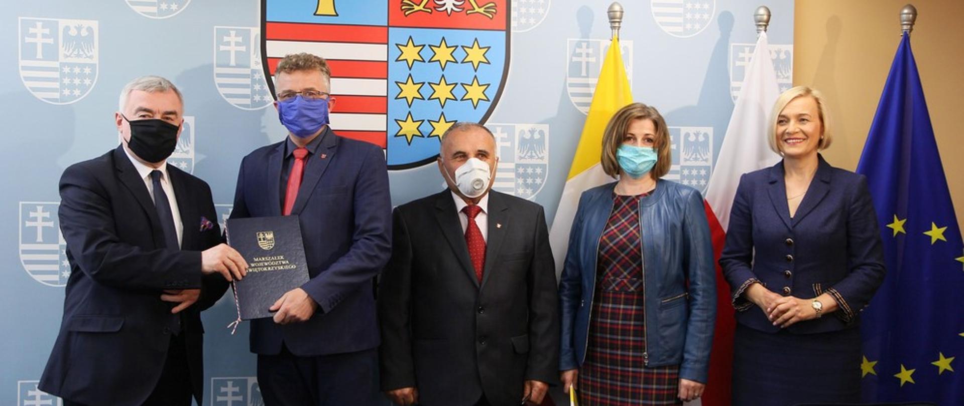 Starosta Grzegorz Piece, wicestarosta Wiesław Skowron, skarbnik Edyta Drążkiewicz z marszałkiem województwa Andrzejem Bętkowskim i wicemarszałek Renatą Janik