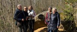 Uczestnicy z kijami nordic walking pozują do zdjęcia