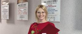Marta Gredel - Iwaniuk pozuje z przyznaną odznaką