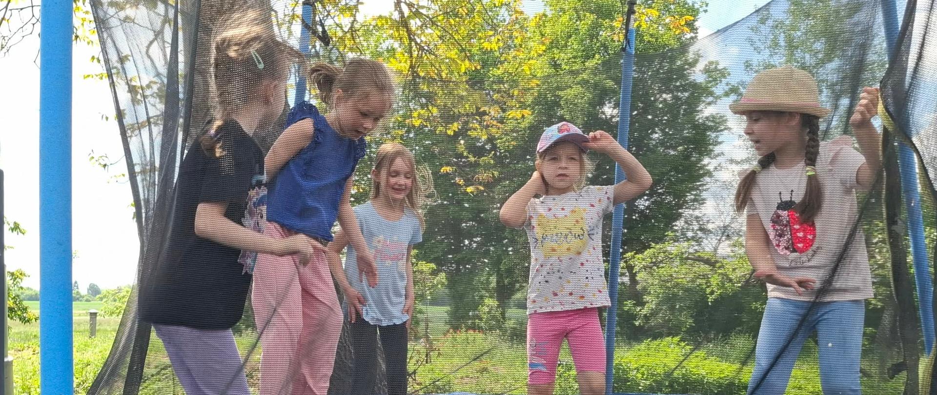 Dzieci skaczące na trampolinie