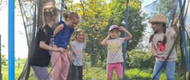 Dzieci skaczące na trampolinie