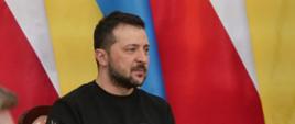 Zdjęcie przedstawia jedną osobę siedzącą wewnątrz budynku