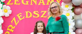 Dyrektor Ewelina Dorota Durzyńska pozuje do zdjęcia z absolwentami przedszkola