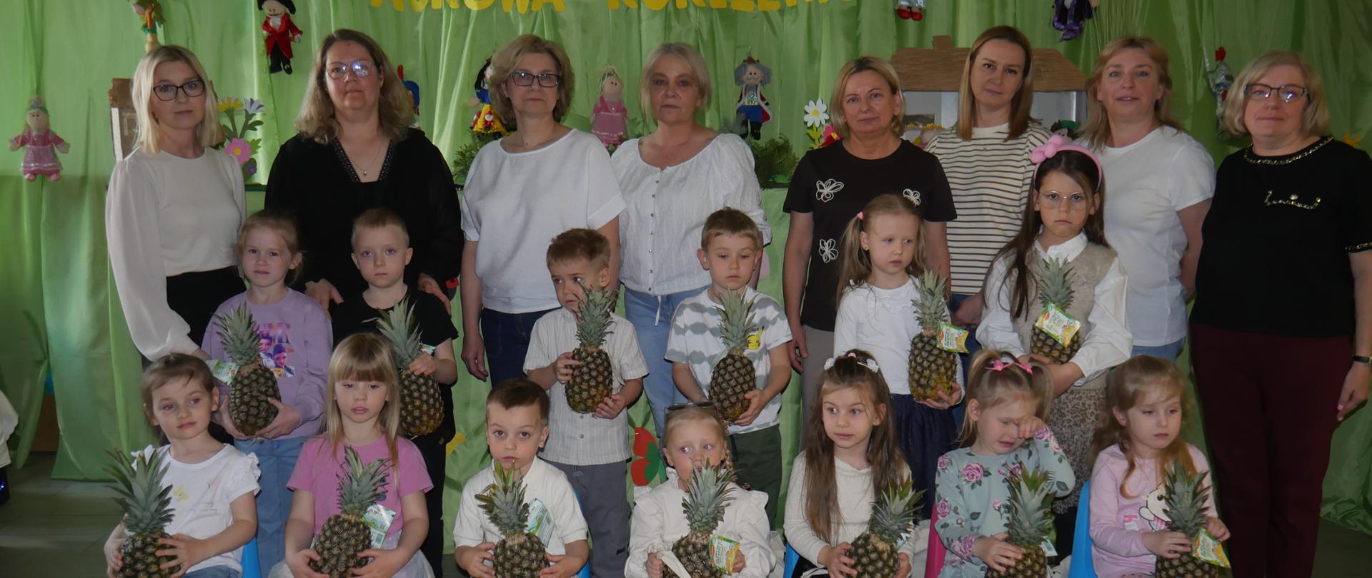 8 kobiet i dzieci z nagrodami