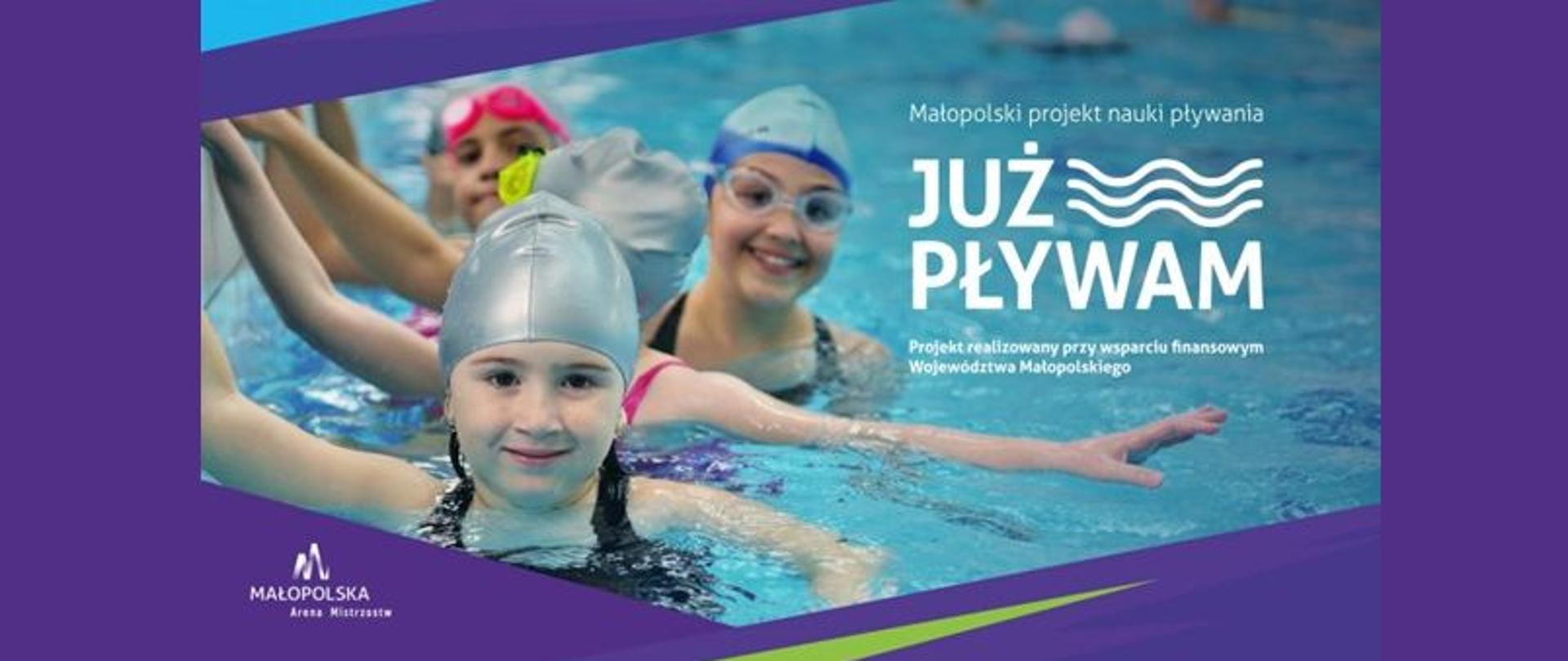 Dzieci w czepkach i okularach pływackich przytrzymują się krawędzi basenu podczas nauki pływania
