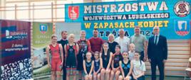 Zawodniczki Ludowego Uczniowskiego Klubu Sportowego w Stróży wraz z trenerami. W tylnym szeregu pierwszy z prawej stoi Starosta Kraśnicki Zbigniew Dżugaj. Obok niego stoi Wójt Gminy Kraśnik Artur Domański