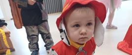 Dzieci w strojach w trakcie balu