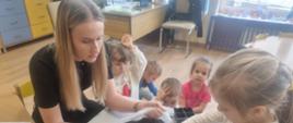 Dzieci w trakcie pracy przy zakładaniu ogrodu - przygotowanie sadzonek
