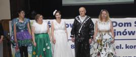 Uczestnicy pokazu mody preznetują stroje