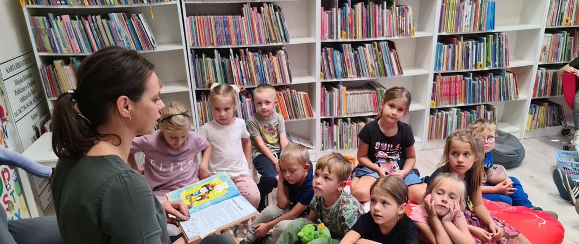Dzieci z miejskiego przedszkola na spotkaniu w chodzieskiej bibliotece 