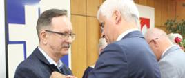 Moment wręczenia odznaki „Za Zasługi dla Ochrony Zdrowia”