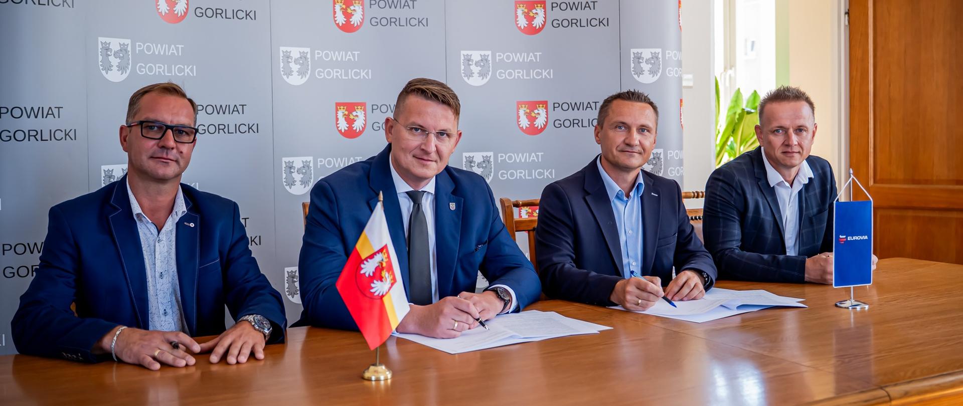 Umowę podpisują Wicestarosta Marcin Krzemiński, przedstawiciele firmy Eurovia: Marek Kaczmarczyk i Marcin Rachwał. Na zdjęciu również dyrektor PZD Rafał Wojna.