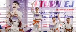 Zwycięzcy turnieju w swojej kategorii pozują na podium