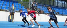 Bieg na 60 m - uczestnicy pokonują bieżnię