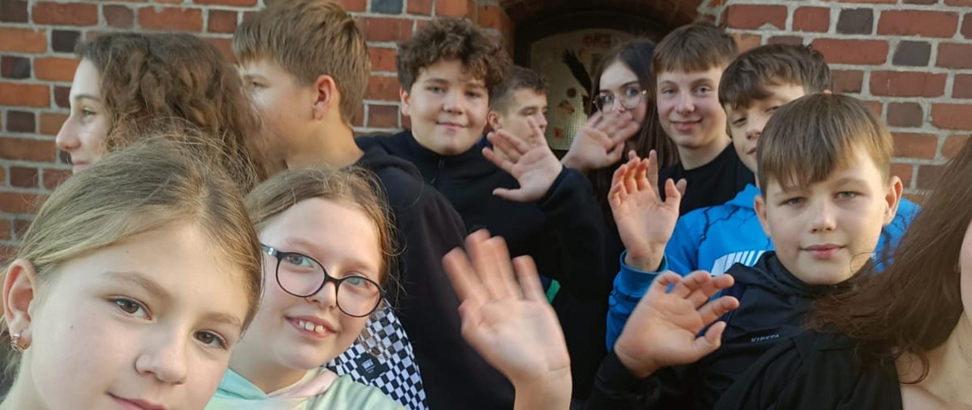 Uczniowie i uczennice na Mostku Pokutnic - wieży widokowej.