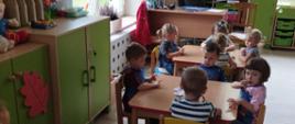 Dzieci siedzą w ławkach, za chwilę zaczniemy malowanie